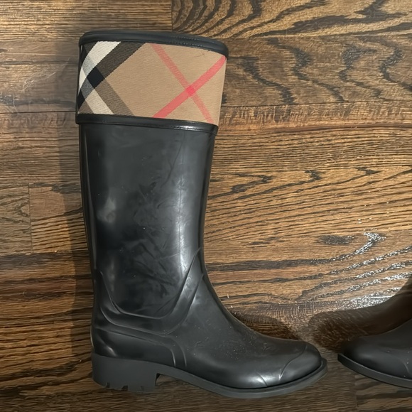 Burberry Rainboots - Picture 2 of 6